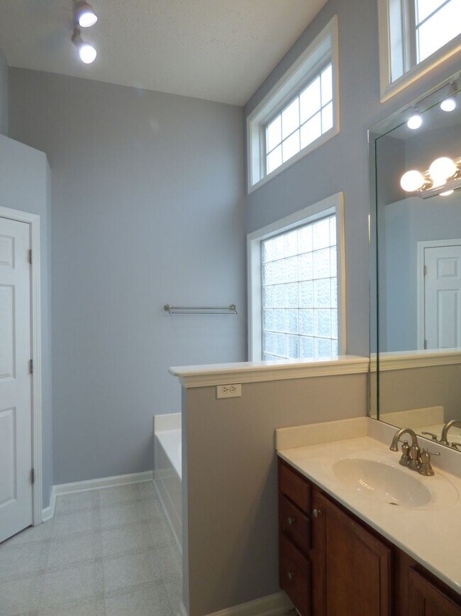 Building Photo - Lovely, Spacious 4 BR House! Vaulted Ceili...