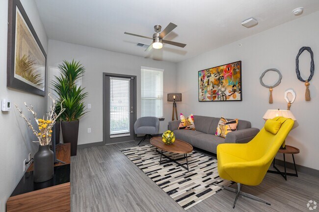 Building Photo - Resort-Style Living | 8 Weeks Free + $1250 Off!