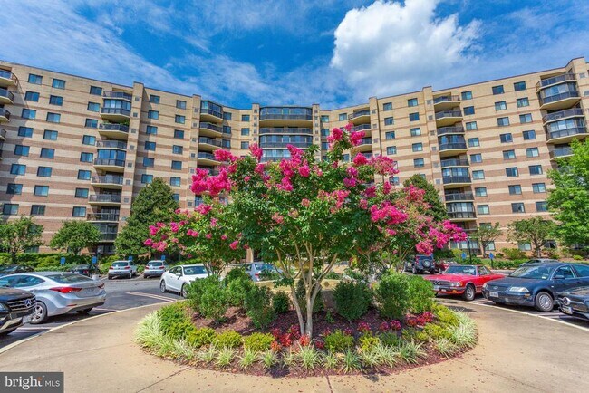 Building Photo - 8370 Greensboro Dr