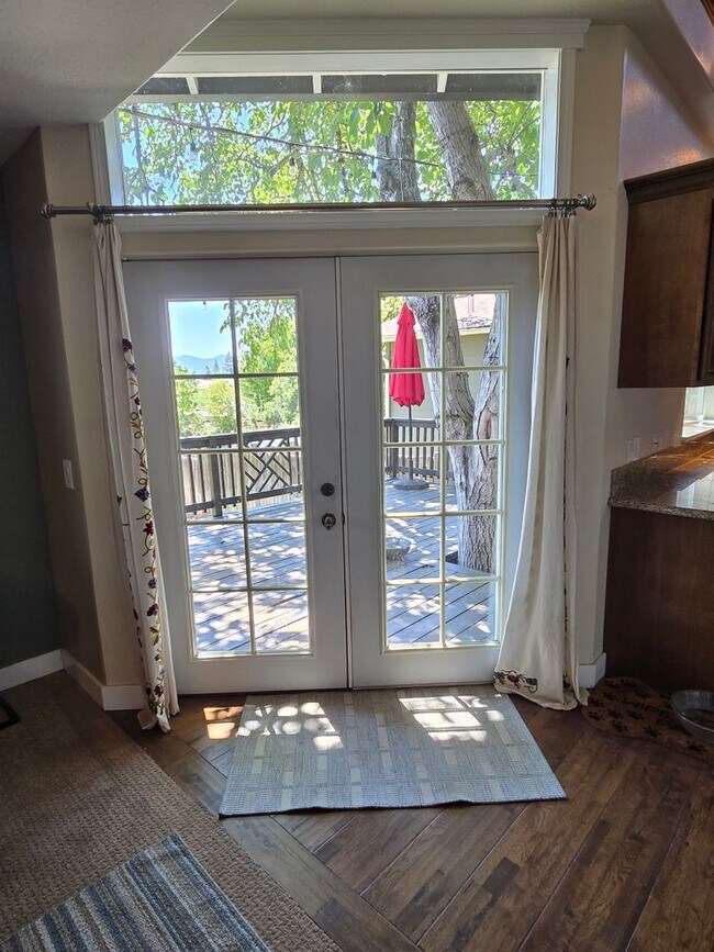 Building Photo - 3 bed 2.5 bath  Home for Rent in Grants Pass