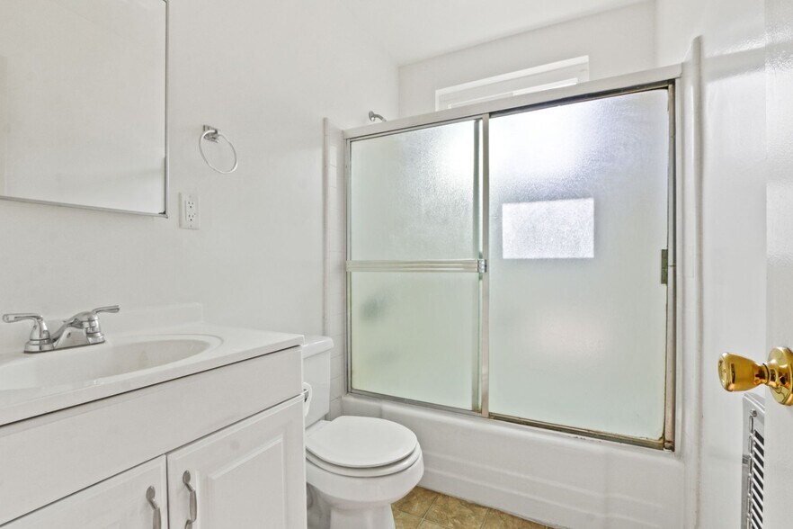 Building Photo - 10910 Santa Monica Blvd