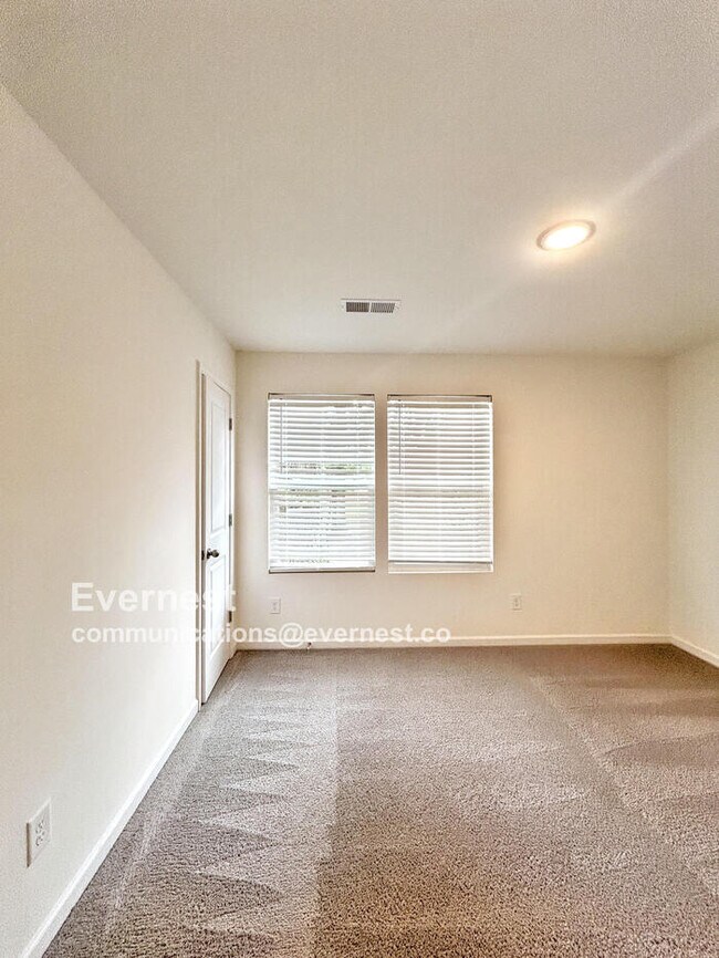 Building Photo - Bright 3-Bedroom Home with Modern Comforts...