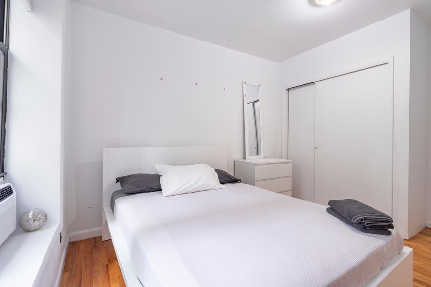 Building Photo - 320 E 93rd St