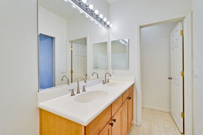 Building Photo - Beautiful 2 Bed 2 Bath End Unit Townhome in Communication Hills!