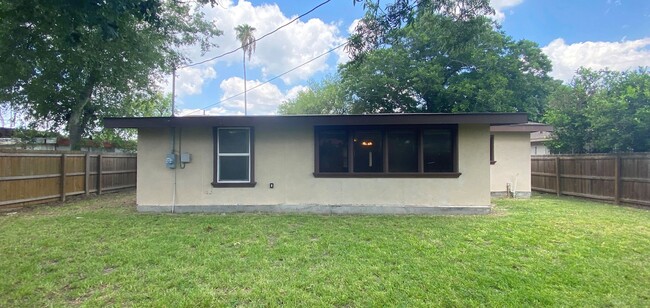 Building Photo - Beautiful 4 bedbroom 2 bath home in McAllen.