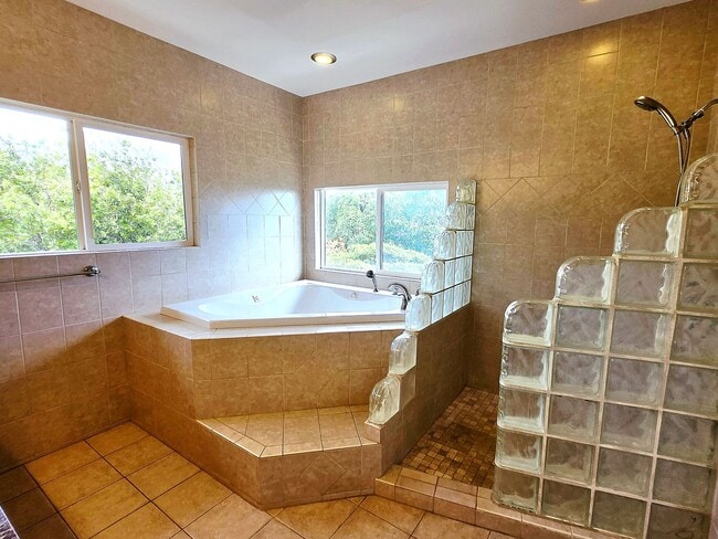 Building Photo - 272 Halenani Dr