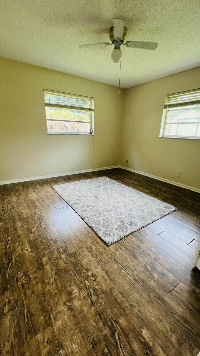 Building Photo - 6831 Eastview Dr