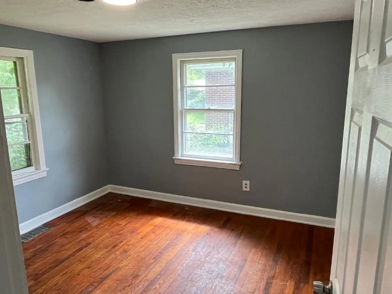 Building Photo - 4433 Lynnview Dr