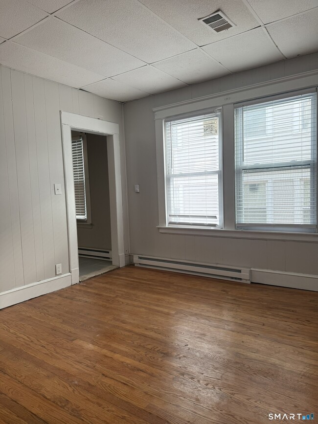 Building Photo - 158 Alder St