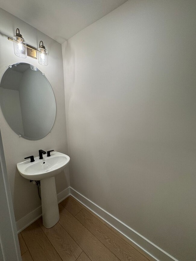 Building Photo - Stylish West Nashville 3 bed 2.5 bath - Pet Friendly