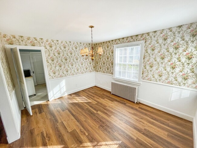 Building Photo - LOCATION LOCATION LOCATION!!! 3 Bedroom/ 2...