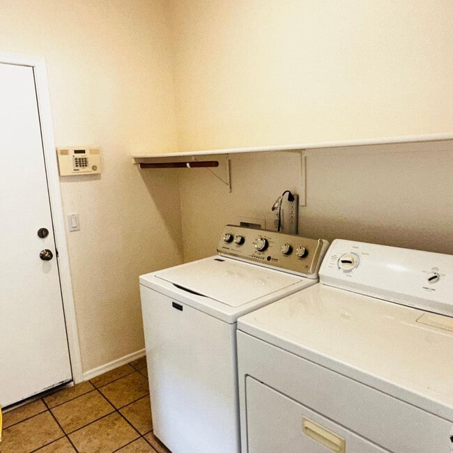 Building Photo - 949 S Racine Ln