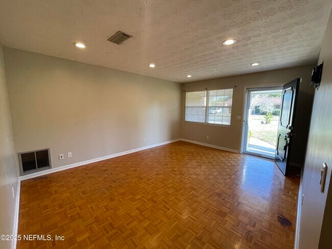 Building Photo - 1136 Willow Ln