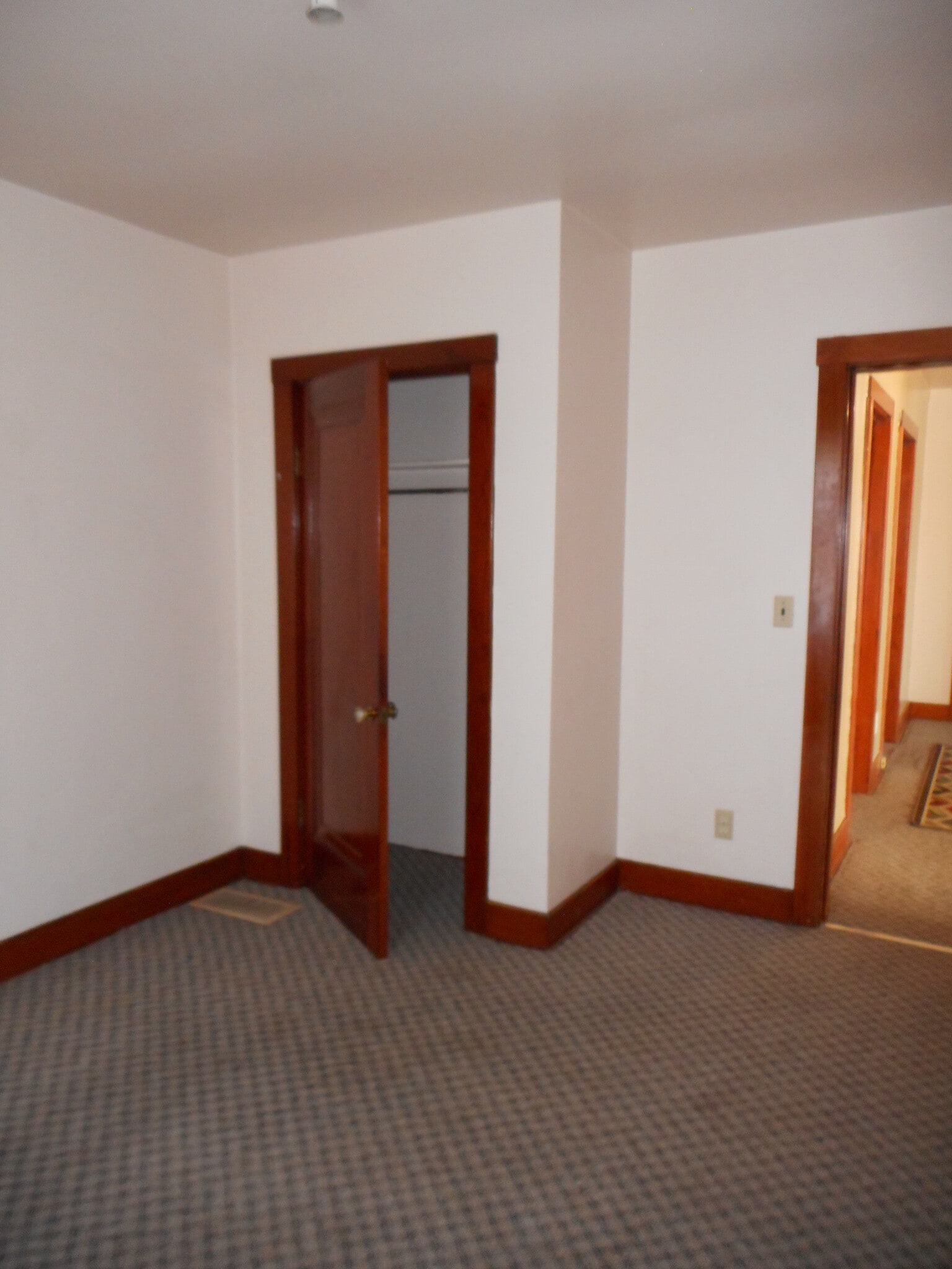 Building Photo - 318 Sheppard Ave