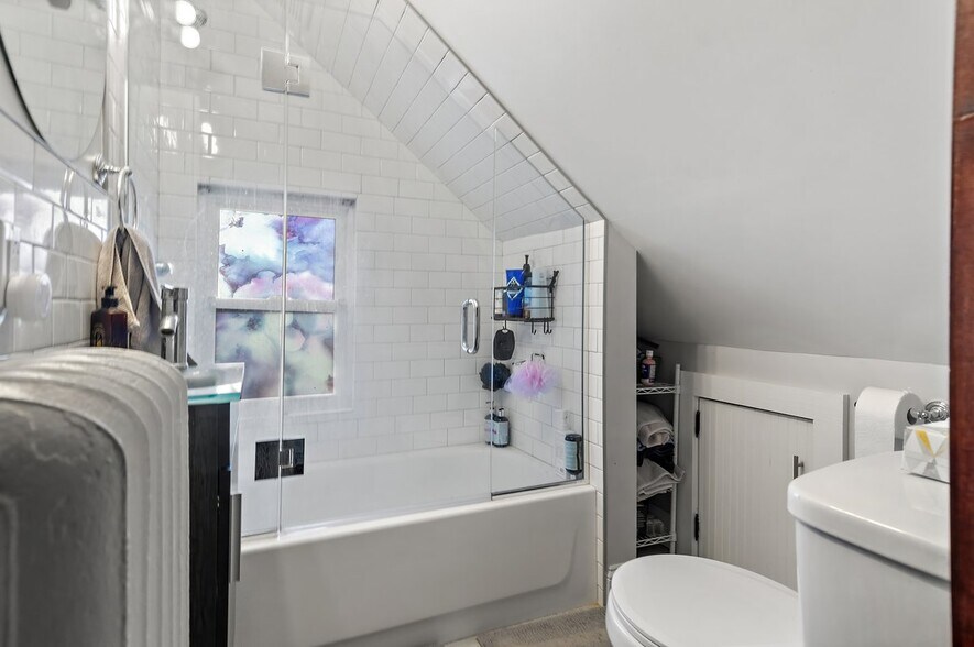Bathroom - 3 Independence Pl