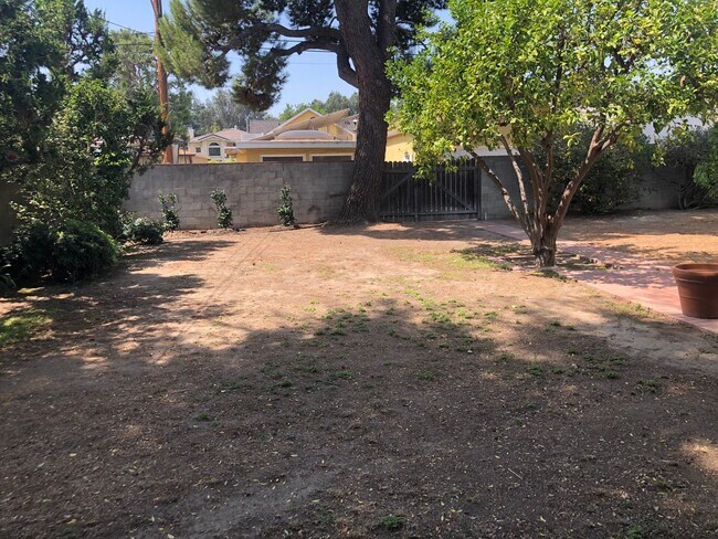 Building Photo - COMING SOON! Beautiful Home near Warner Brothers Studio! AVAILABLE 6/10/2026