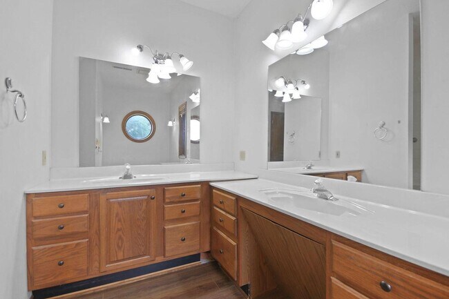 Building Photo - Private 3BR Brick Home with Scenic View