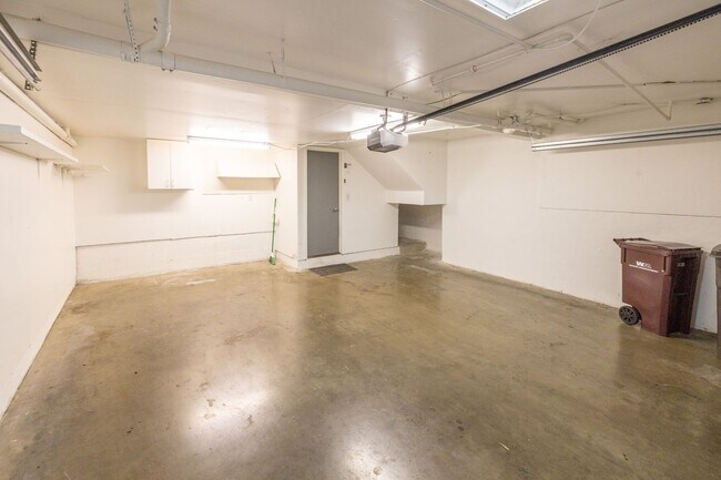 Building Photo - 996 Silverado Ct