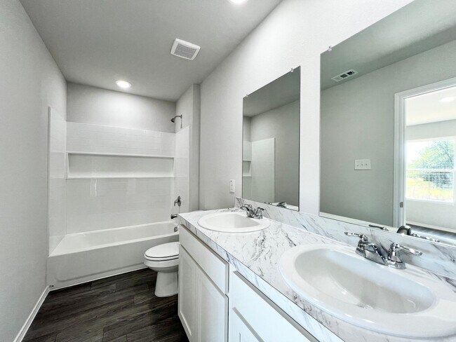 Building Photo - New 4 bedroom, 2 bath in Treaty Oaks Community