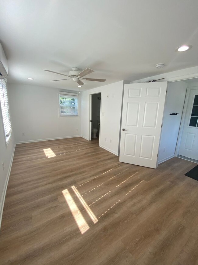 Building Photo - 3 Bedroom, 3.5 Bathroom In Downtown Perryv...