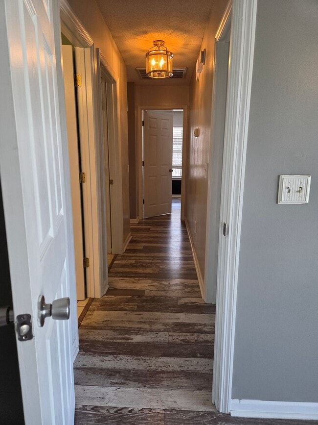 Building Photo - 3 Bedroom 2 bath fenced back yard in a quiet neighborhood!!