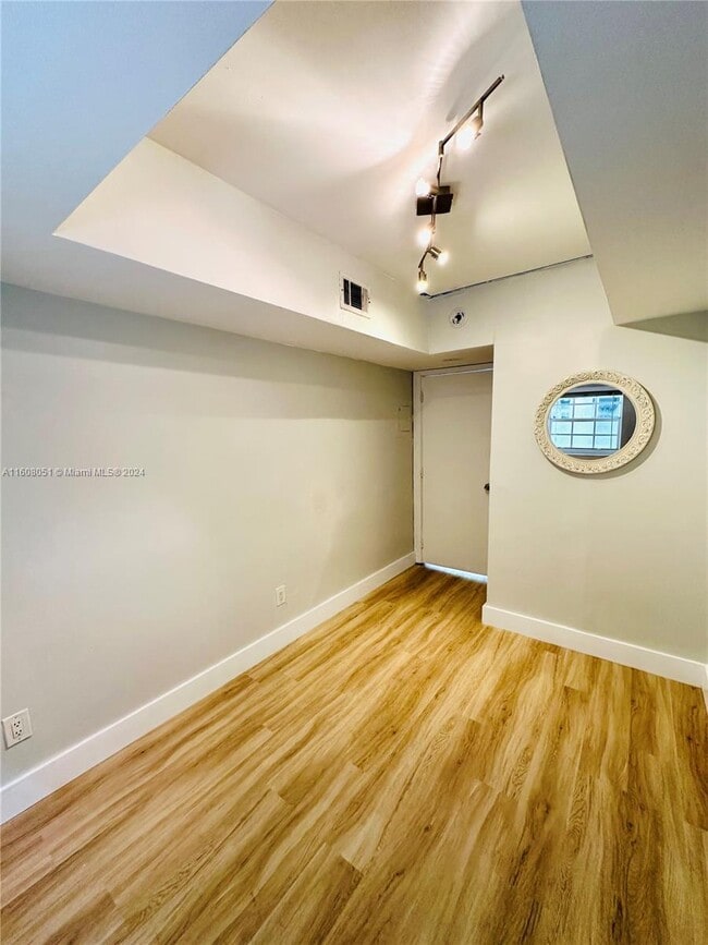 Building Photo - 940 7th St