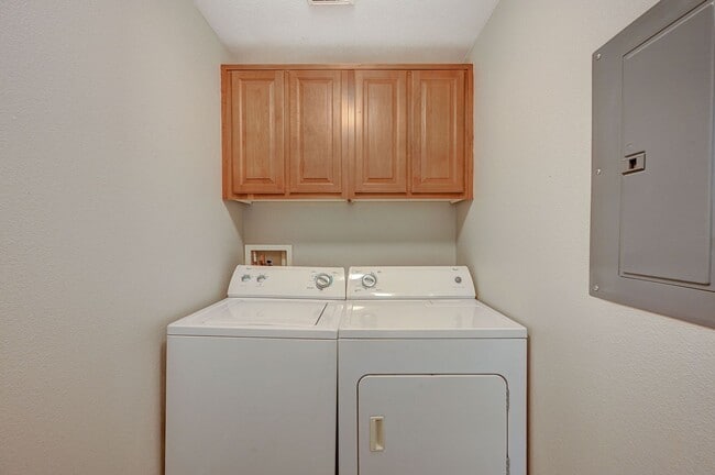 Building Photo - Charming Two-bedroom townhouse in Northwest