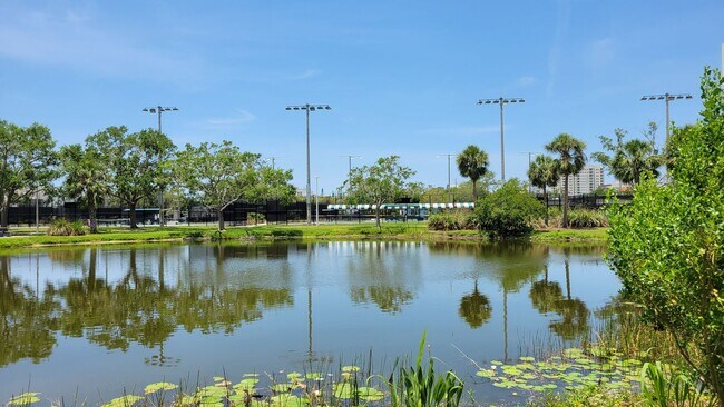 Building Photo - Annual renovated 1/1 downtown Sarasota