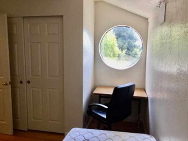 Building Photo - Light-Filled 3bedroom/2bath