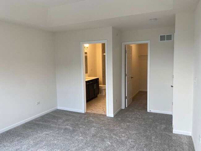 Building Photo - 29W710 Cambridge Ct