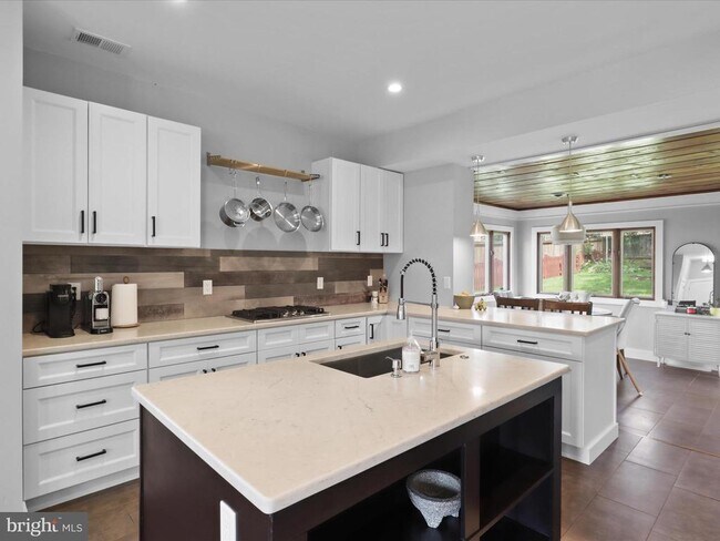 Building Photo - 3005 Rogers Dr
