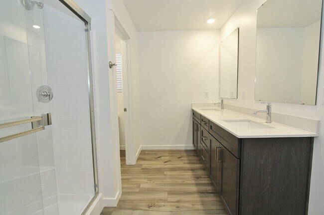 Building Photo - Immaculate Single-Level Home