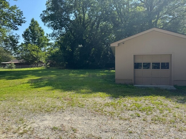 Building Photo - Freshly Painted 3 Bedroom Ranch