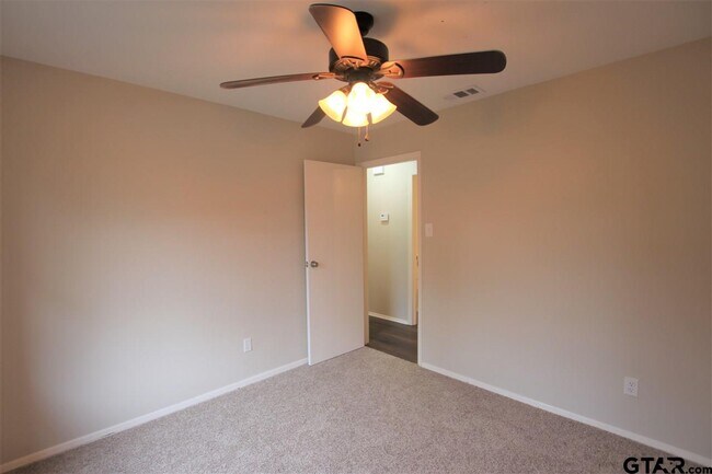Building Photo - 15711 Echo Glen Dr