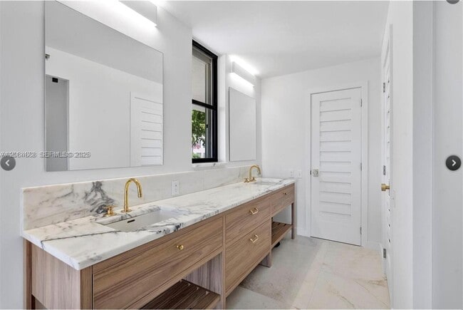 Building Photo - 2575 S Bayshore Dr