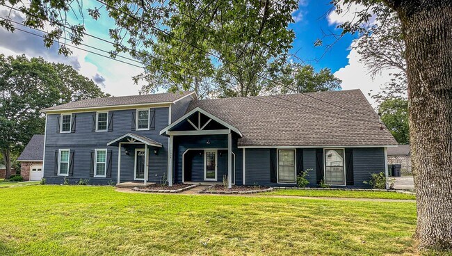 Primary Photo - Lovely Home! Lots Of Space!