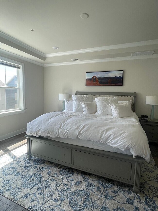 Building Photo - FOUR LEVEL TOWNHOUSE IN DOWNTOWN CROWN, 2 ...