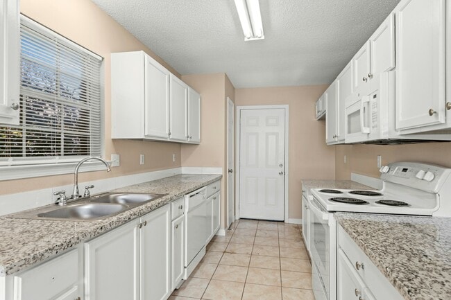 Building Photo - 2205 Greenwood Dr