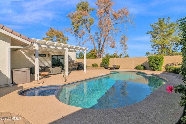 Building Photo - 7629 N Vía De Los Ninos