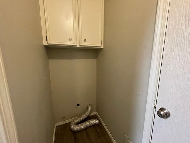 Building Photo - Move in ready! 3 bedrooms and 2 baths