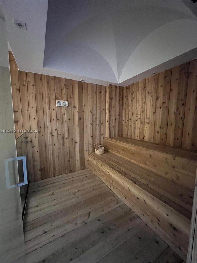 Building Photo - 1581 Brickell Ave