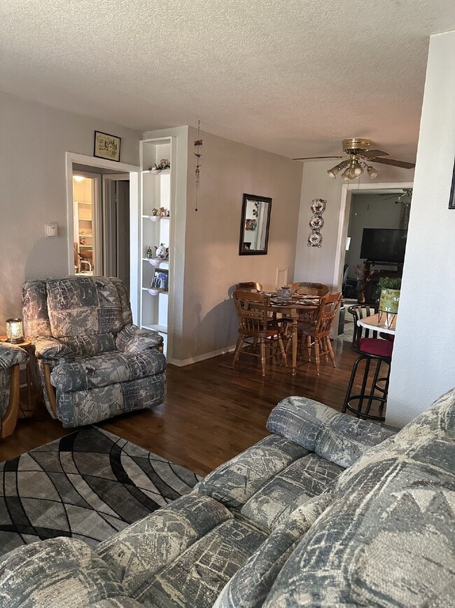 Building Photo - Don't Miss Out This 3 Bed/1 Bath Home in C...