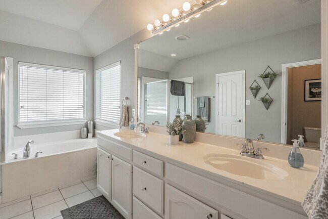 Building Photo - The Best in Texas: 3Bed/2Bath w/Spacious Ensuite