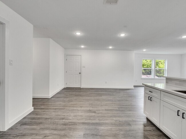 Building Photo - ? Spacious & Stylish 3-Bed Home – Garage Included! ?