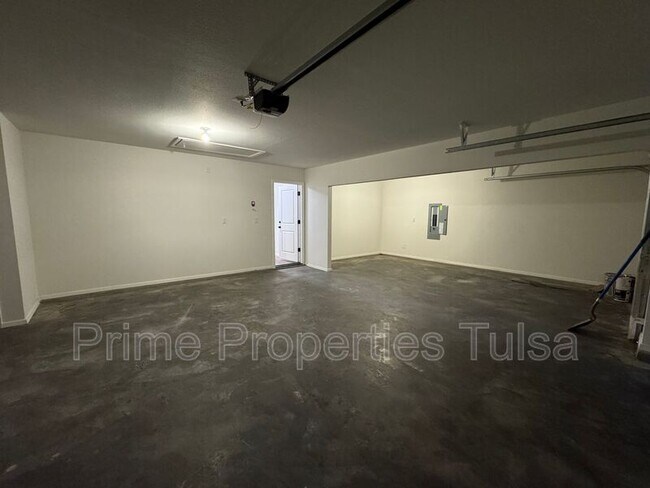 Building Photo - 3012 S Redwood Ave