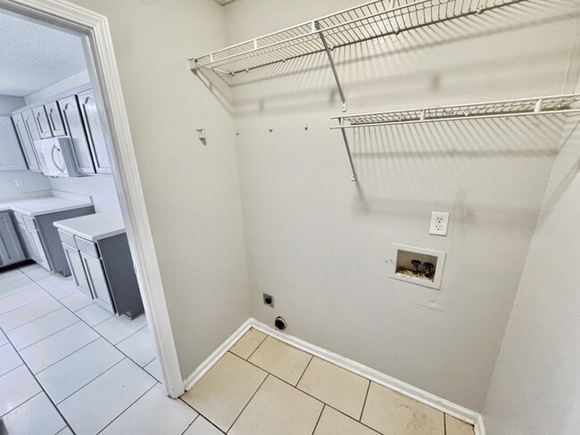 Building Photo - 140 Pinewood Dr