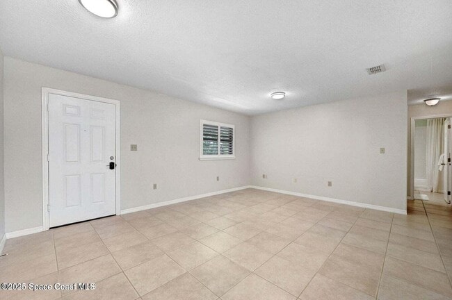 Building Photo - 1600 Woodland Dr