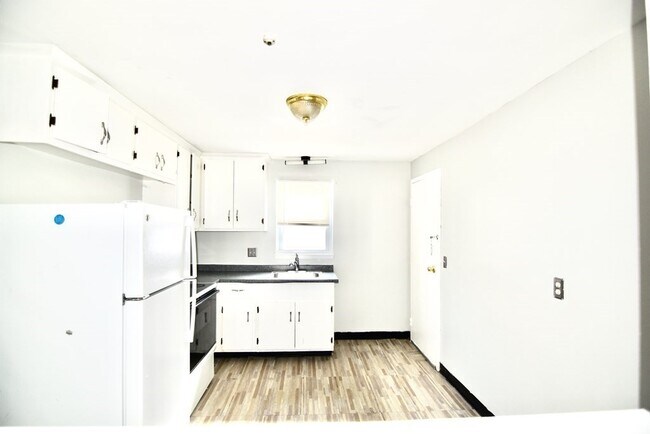 Primary Photo - 18 Essex St