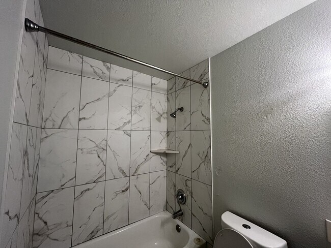 Building Photo - MOVE IN SPECIAL! $100 OFF FIRST 2 MONTHS OF RENT!!! 2 BEDROOM 1 BATH