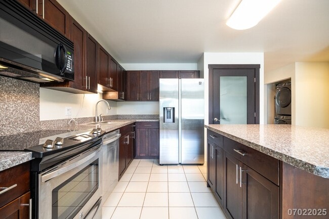 Building Photo - $3,200 | 3br/2ba Condominium in Sixty Parkside